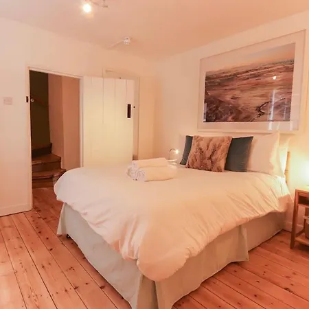 Christmas Steps Quirky 2 Bed - Hopewell *